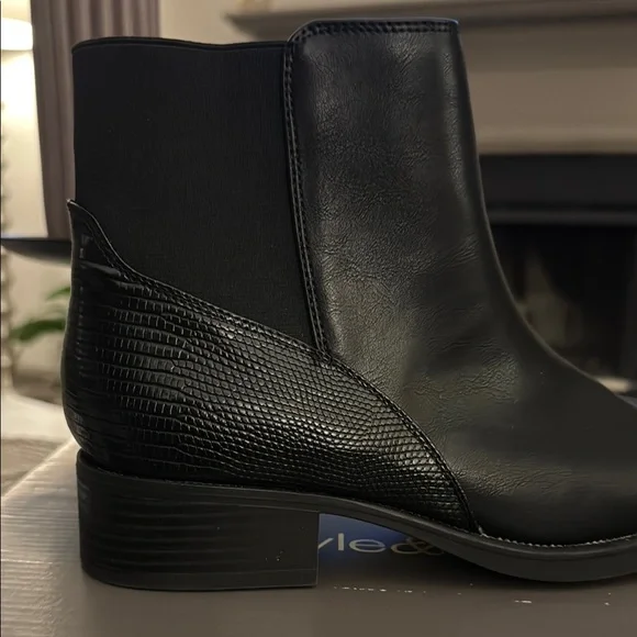 Style & Co
Women's Edwinaa Gore Booties BRAND NEW IN BOX‼️ Size 8M Color Black - Picture 8 of 16
